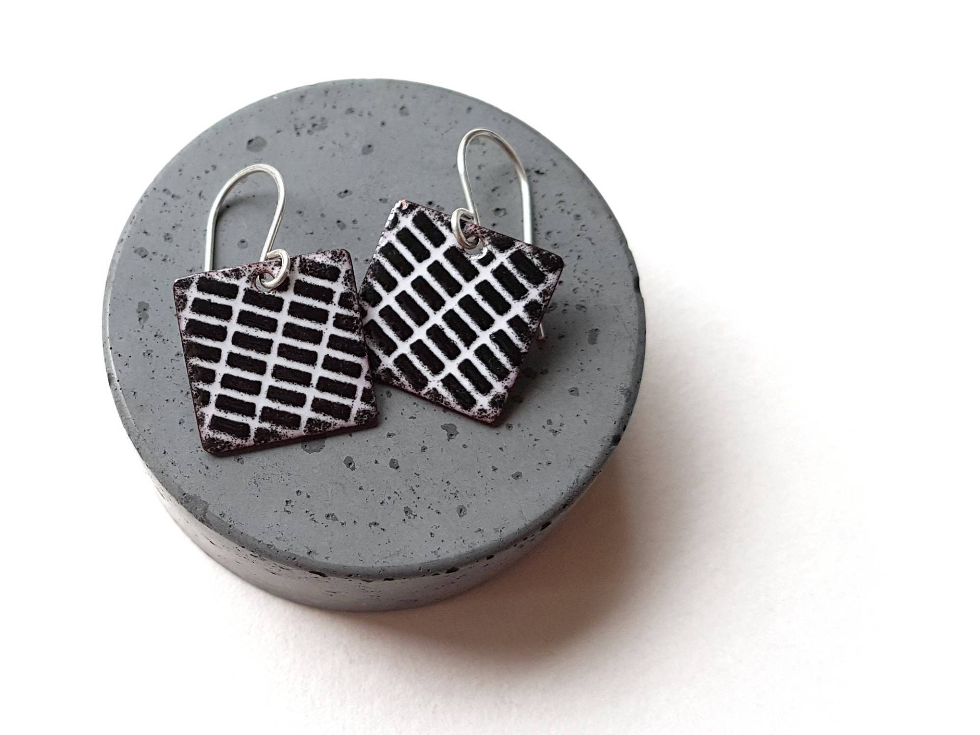 Schwarz Weiße Emaille Ohrringe - Quadraten Ohrhänger Mit 925 Silber Ohrhaken Schwarz Weiße Emaille Ohrringe - Quadraten Ohrhänger Mit 925 Silber Ohrhaken von happyment