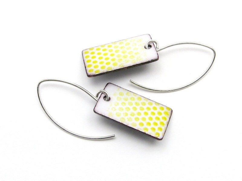 Weiße Ohrhänger Mit Gelben Pünktchen - Rechteckige Emaille Ohrringe Polka Dots Weiße Ohrhänger Mit Gelben Pünktchen - Rechteckige Emaille Ohrringe Polka Dots von happyment