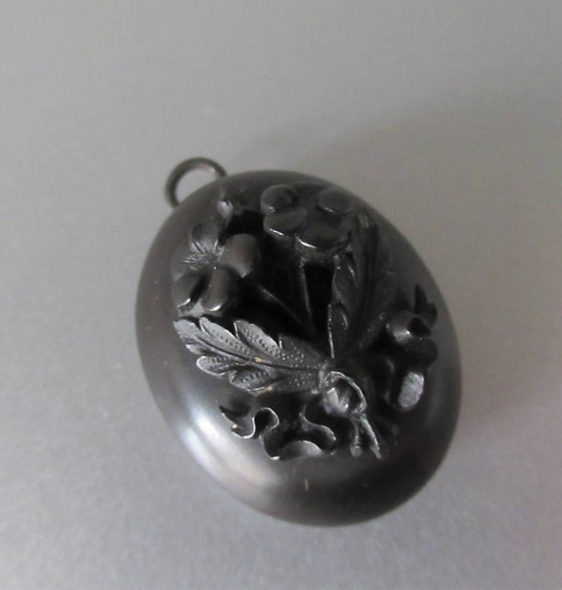 Antik Anhänger Trauerschmuck Medaillon Gutta Percha Vulcanit Viktorianisch Schmuck England von hard2findstuff