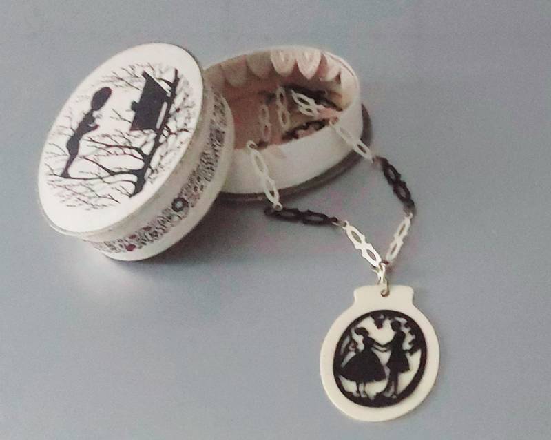 Art Deco Celluloid Halskette Scherenschnitt Liebespaar in Geschenkbox von hard2findstuff