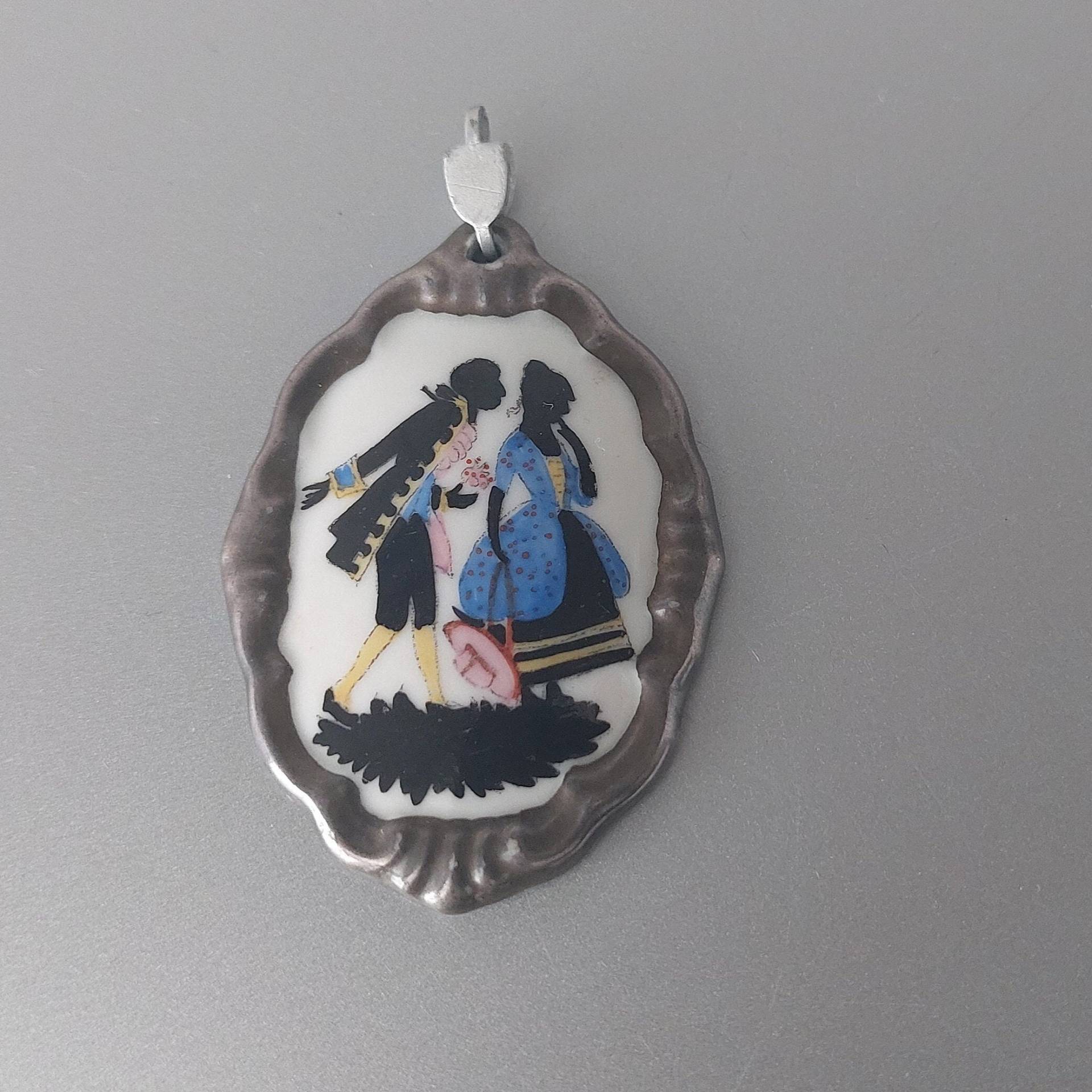 Handbemalte Porzellananhänger, Liebespaar-Silhouette, Rokoko-stil von hard2findstuff