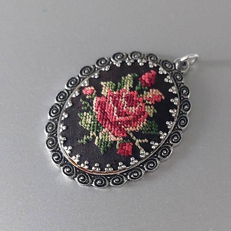 Petit Point Anhänger Vintage Silber Metall Nadelspitze Floral Design Rose Geschenk von hard2findstuff