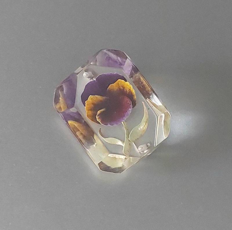 Vintage 1940Er Jahre Brosche Reverse Carved Lucite Pansy Violet Geschenk Vintage 1940Er Jahre Brosche Reverse Carved Lucite Pansy Violet Geschenk von hard2findstuff