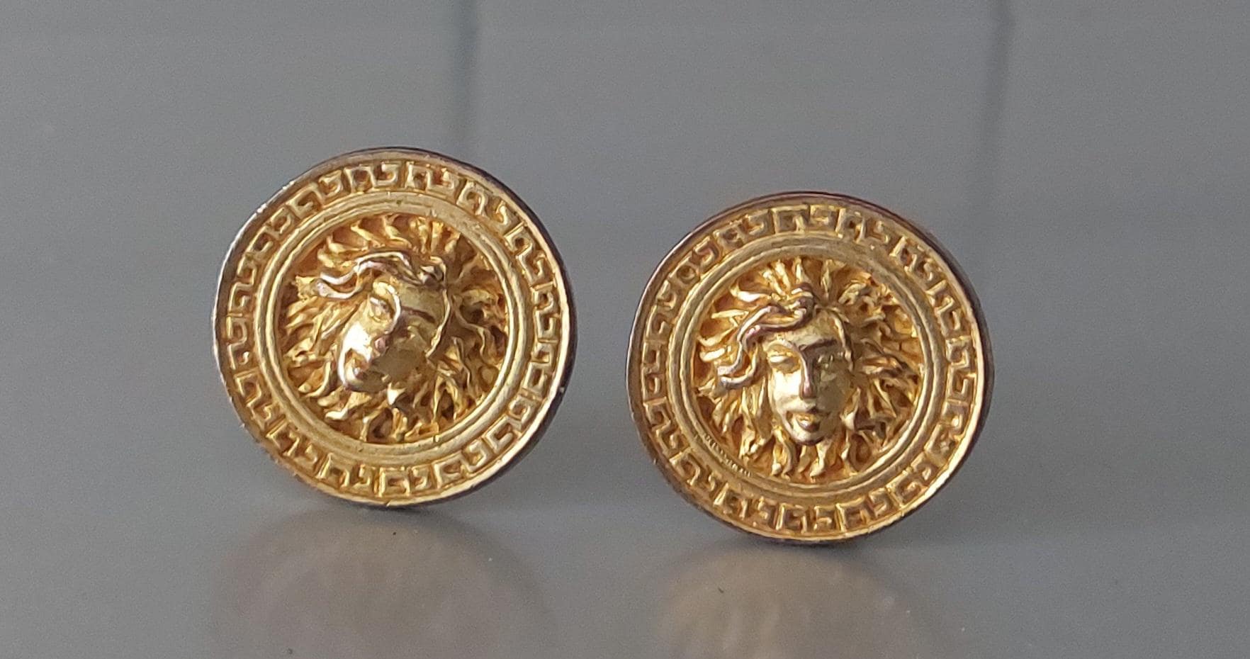 Vintage Art Ohrringe Signiert Sun Medusa C 1960Er Jahre Goldfarben 3 cm Geschenk Vintage Art Ohrringe Signiert Sun Medusa C 1960Er Jahre Goldfarben 3 cm Geschenk von hard2findstuff