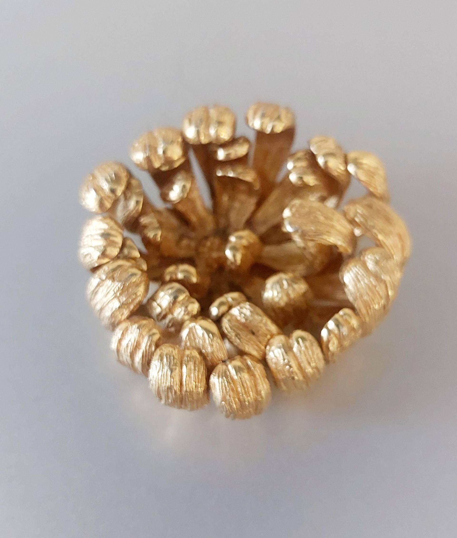 Vintage Blumenbrosche Signiert Depose B.a.y.o.u 1941 Chrysantheme Frankreich Goldton Farbe 4 cm Geschenk von hard2findstuff