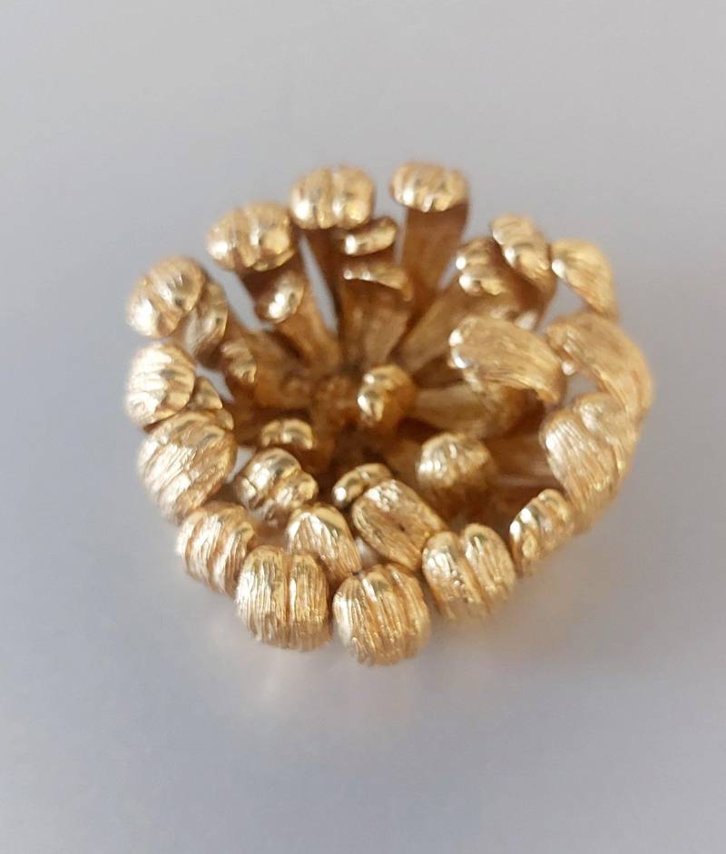 Vintage Blumenbrosche Signiert Depose B.a.y.o.u 1941 Chrysantheme Frankreich Goldton Farbe 4 cm Geschenk von hard2findstuff