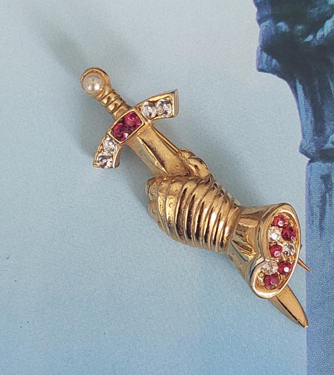 Vintage Brosche Mittelalter Ritter Schwert Rüstung Handschuh 1950S Jahre 5, 5 cm Lang Goldfarben Strass Perle Geschenk Vintage Brosche Mittelalter Ritter Schwert Rüstung Handschuh 1950S Jahre 5, 5 cm Lang Goldfarben Strass Perle Geschenk von hard2findstuff