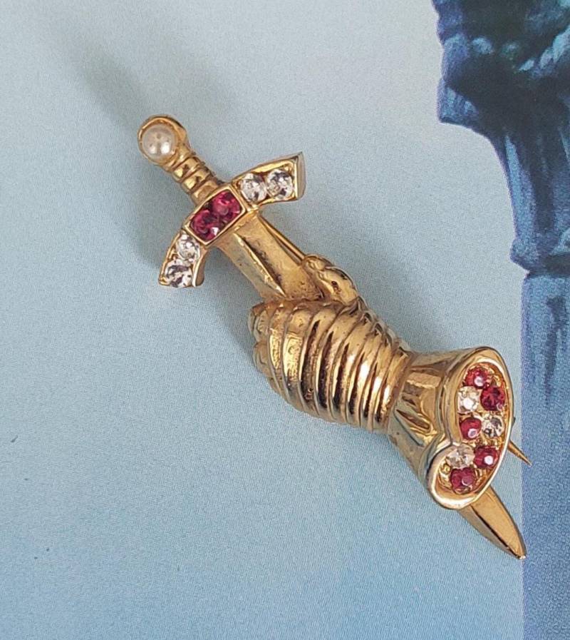 Vintage Brosche Mittelalter Ritter Schwert Rüstung Handschuh 1950S Jahre 5, 5 cm Lang Goldfarben Strass Perle Geschenk von hard2findstuff