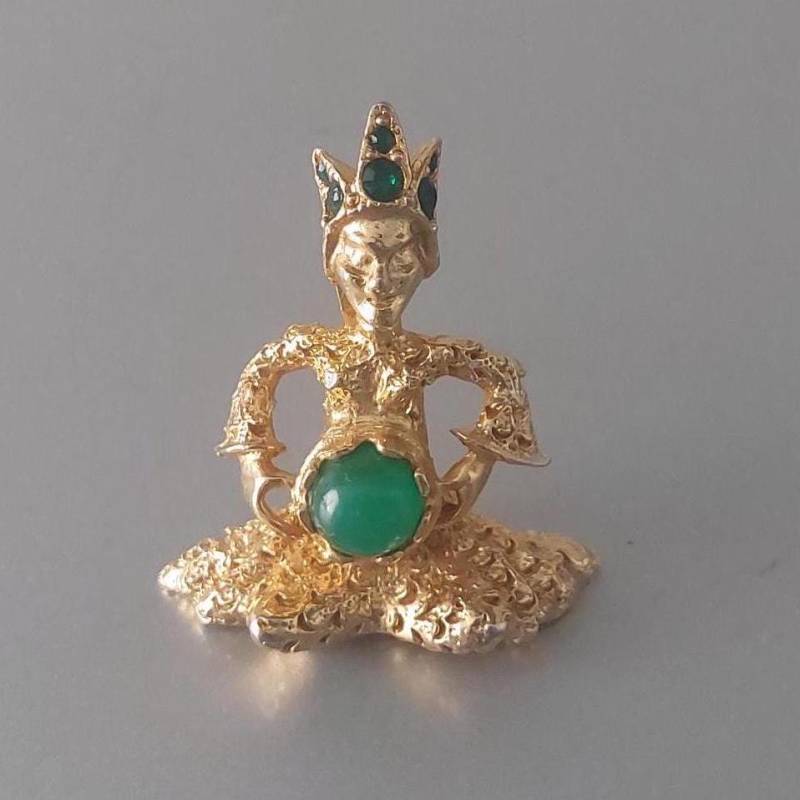 Vintage Brosche Zauberer Mit Crystal Ball Goldener Metallton Grüne Strasssteine Und Cabouchon 1950Er Jahre Schönes Geschenk Vintage Brosche Zauberer Mit Crystal Ball Goldener Metallton Grüne Strasssteine Und Cabouchon 1950Er Jahre Schönes Geschenk von hard2findstuff