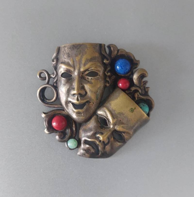 Vintage Comedy Tragedy Masken Brosche Messing, Lapislazuli, Koralle von hard2findstuff