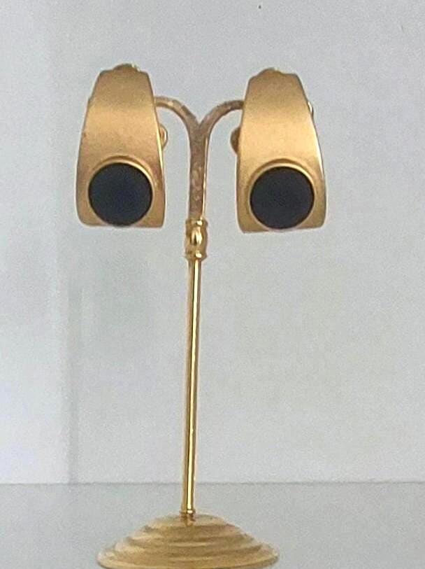 Vintage Escada Ohrringe Signiert Margaretha Ley 1980Er Jahre Mattes Goldfarbenes Metall & Geschenk Aus Schwarzem Samt Vintage Escada Ohrringe Signiert Margaretha Ley 1980Er Jahre Mattes Goldfarbenes Metall & Geschenk Aus Schwarzem Samt von hard2findstuff