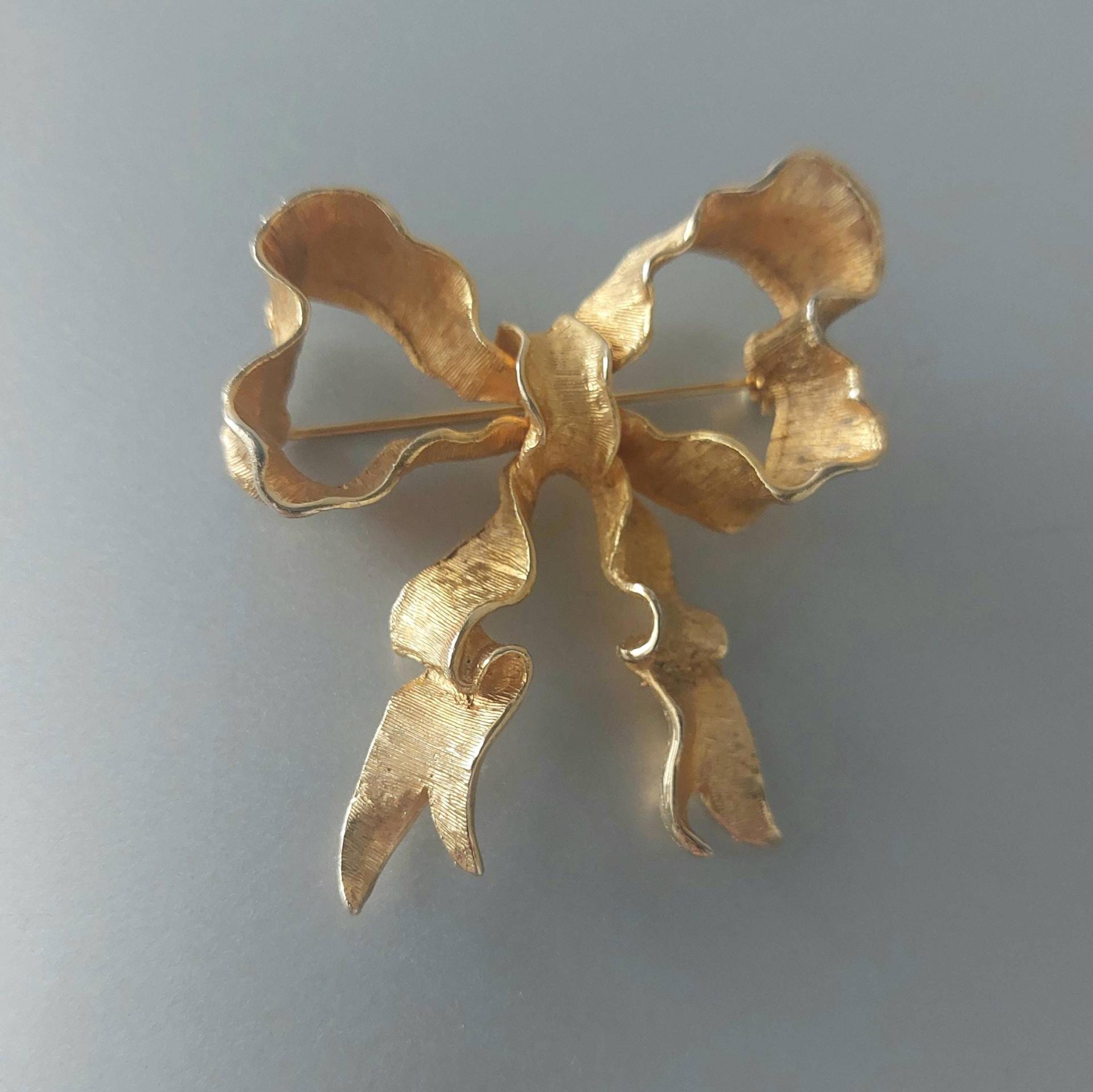 Vintage Große Coro Brosche Goldene Schleife Ribbon Marie Antoinette 6 cm X Schönes Geschenk Für Sie Vintage Große Coro Brosche Goldene Schleife Ribbon Marie Antoinette 6 cm X Schönes Geschenk Für Sie von hard2findstuff