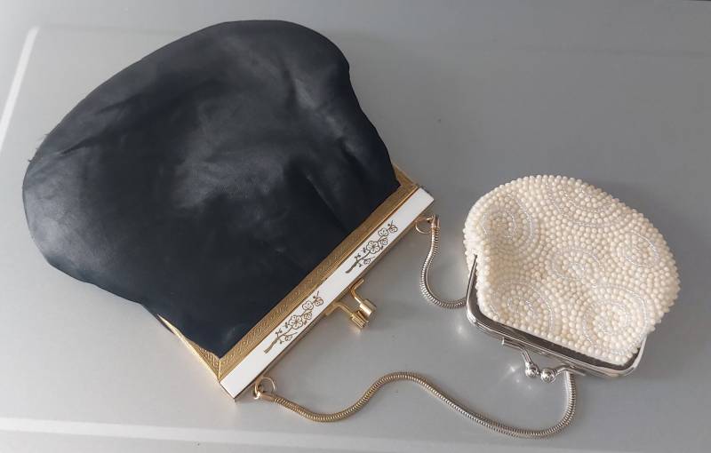 Vintage Handtasche Schwarz Seidensatin Abendtasche & Weiße Creme Perlen Geldbörse Set Geschenk von hard2findstuff