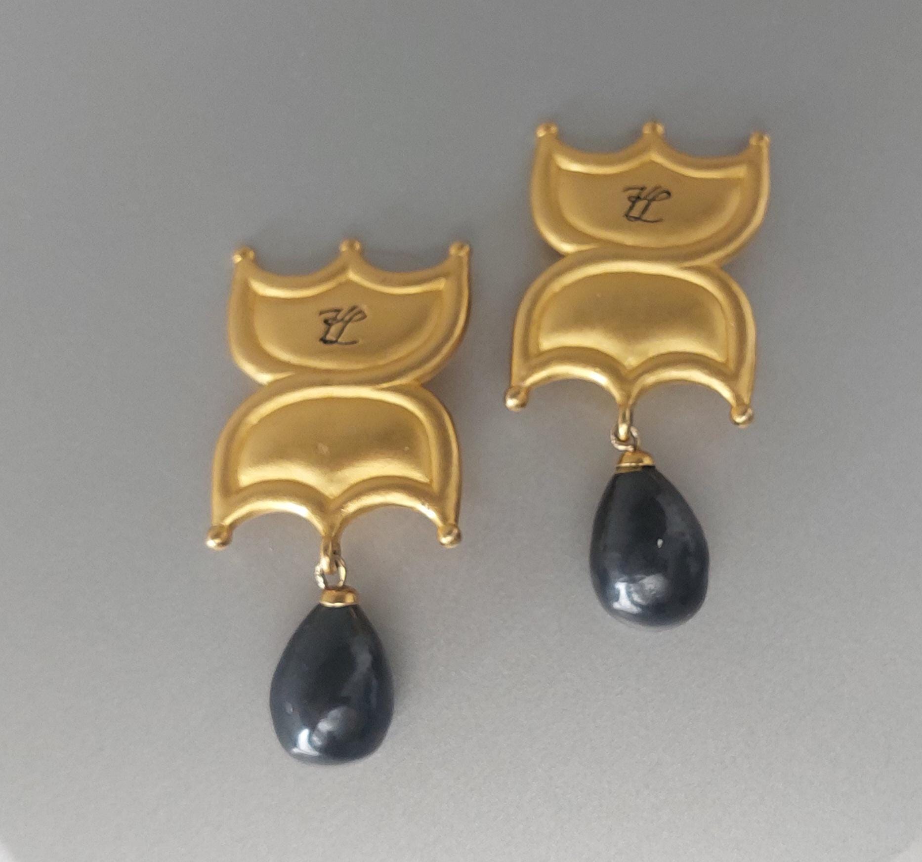 Vintage Karl Lagerfeld Ohrhänger Barock Perle, Signiert Kl Logo von hard2findstuff