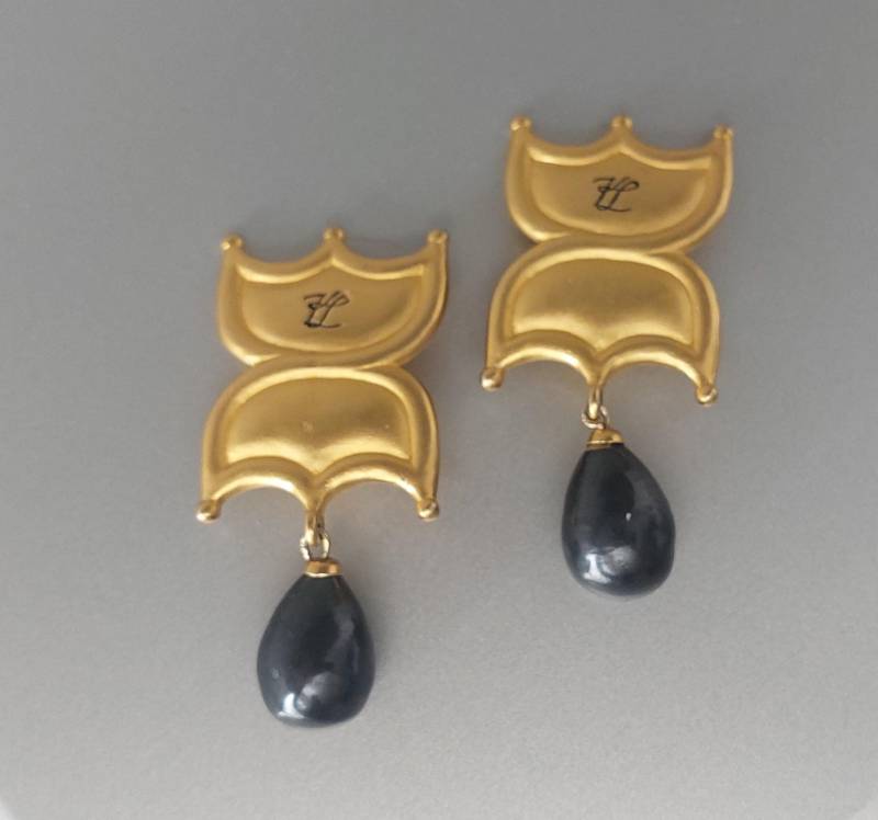 Vintage Karl Lagerfeld Ohrhänger Barock Perle, Signiert Kl Logo von hard2findstuff