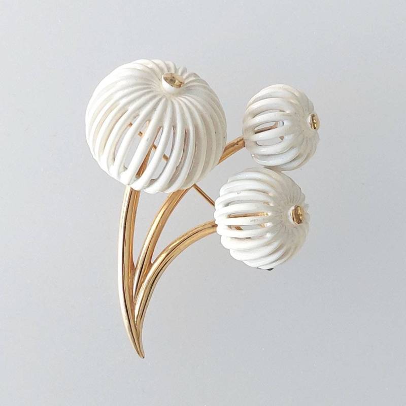 Vintage Monet Brosche Golden Weiß Emaille Blumenmuster Chrysantheme Schönes Geschenk Vintage Monet Brosche Golden Weiß Emaille Blumenmuster Chrysantheme Schönes Geschenk von hard2findstuff