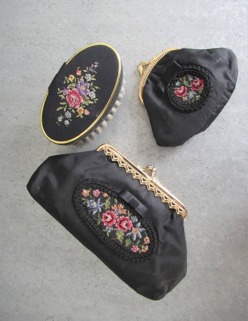 Vintage Blumen Petit Point Accessoires Set Kosmetiktasche, Geldbörse, Bürste von hard2findstuff