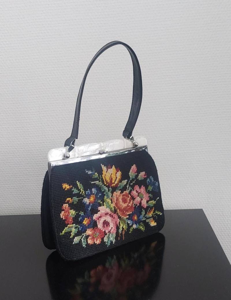 Vintage Lucite & Petit Point Nadelspitze Handtasche Rahmen Perlmutt Nachahmung Schultertasche Schönes Geschenk von hard2findstuff