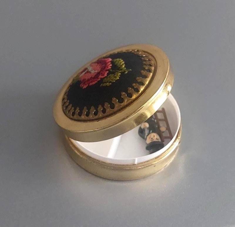 Vintage Petit Point Pillenbox & Glücksbringer Miniatur Figur Schornsteinfeger Unbenutzt Handtasche Accessoires Schönes Geschenk Vintage Petit Point Pillenbox & Glücksbringer Miniatur Figur Schornsteinfeger Unbenutzt Handtasche Accessoires Schönes Geschenk von hard2findstuff