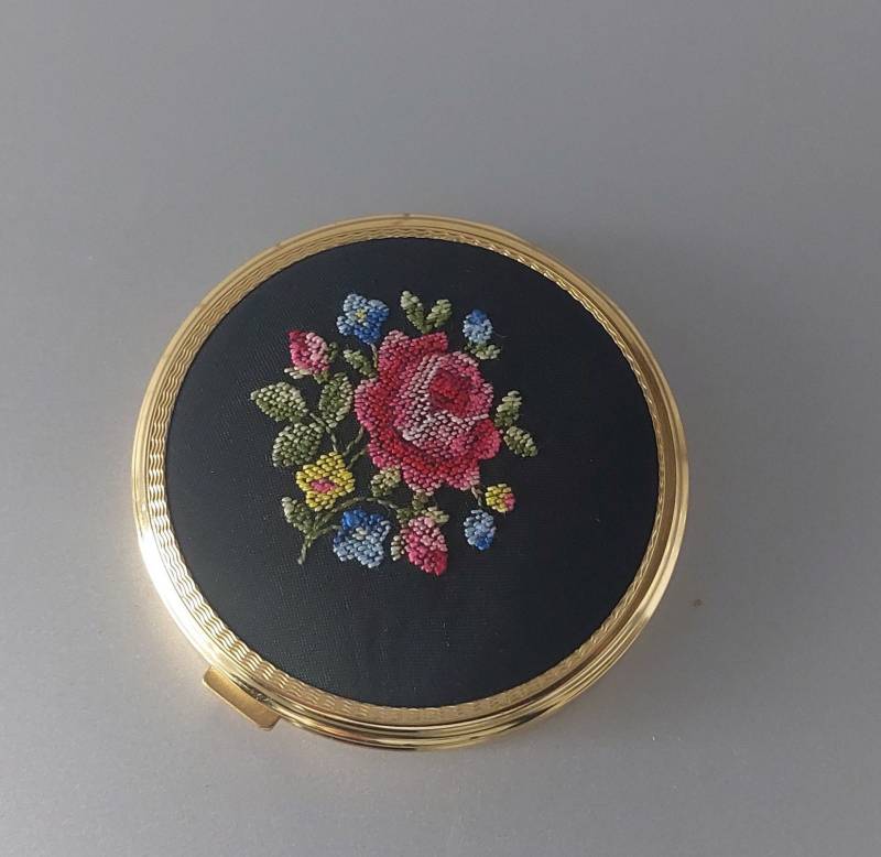 Vintage Petit Point Puderdose Blumen Rose Design Geschenk von hard2findstuff
