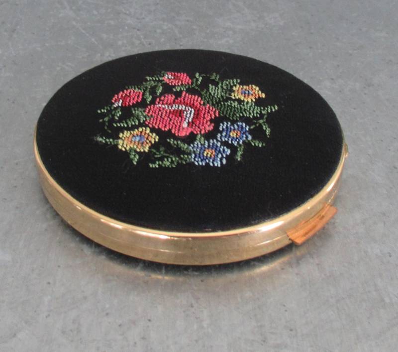 Vintage Petit Point Puderdose in Box 1950Er Jahre Geschenk von hard2findstuff