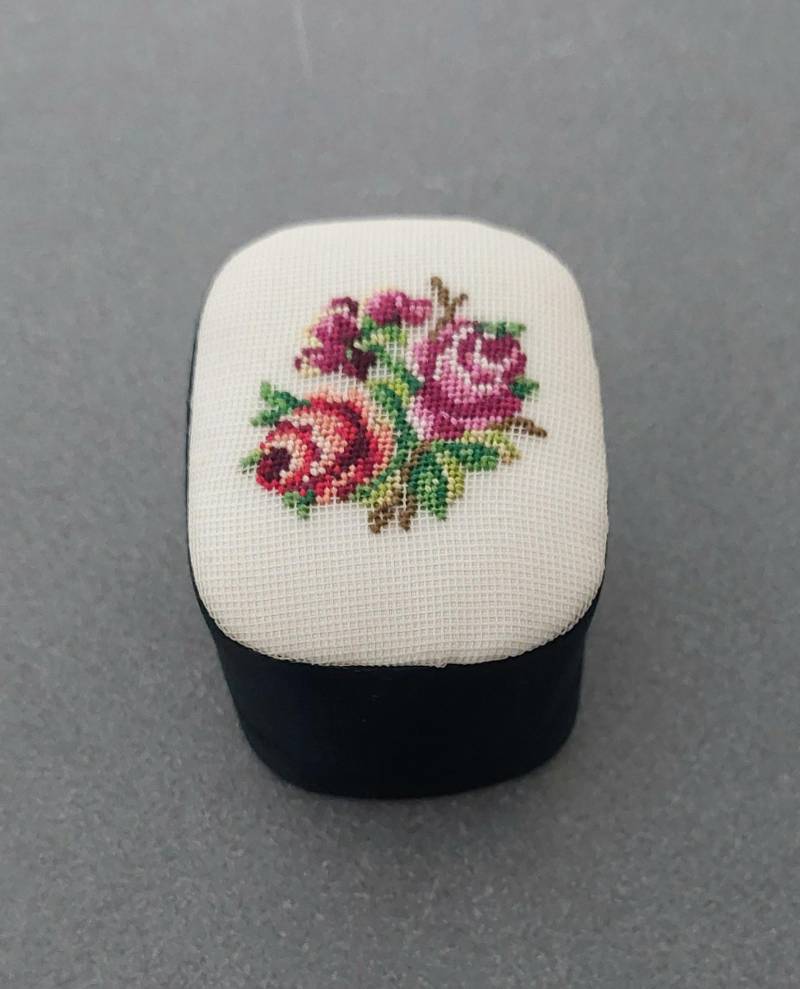Vintage Ring Box Petit Point Nadelspitze Schmuckschatulle Blumen Rosenmuster Geschenk von hard2findstuff