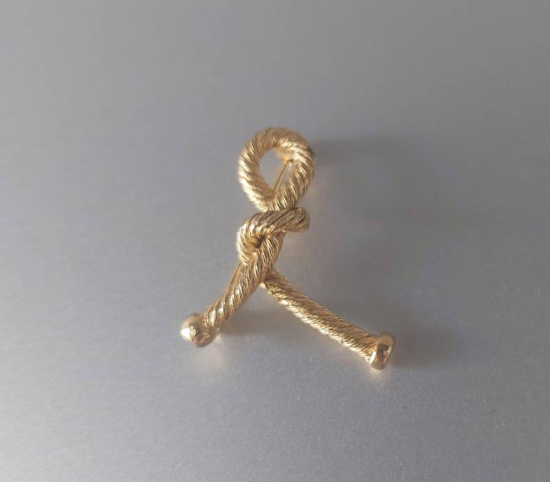 Vintage Signierte Grosse Brosche Winzige Knoten Goldfarbe Unisex Geschenk Vintage Signierte Grosse Brosche Winzige Knoten Goldfarbe Unisex Geschenk von hard2findstuff