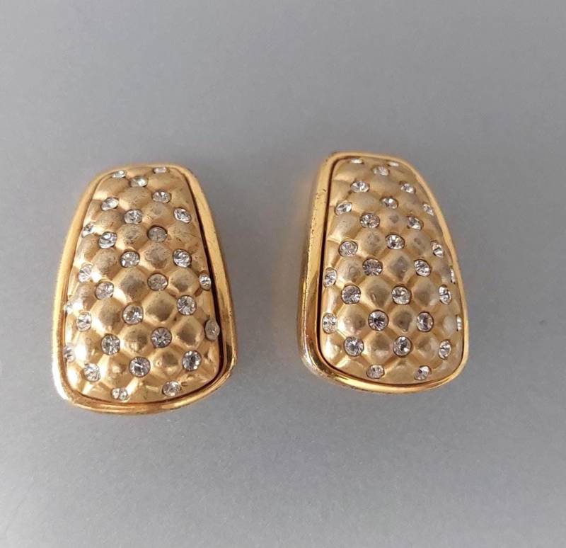 Vintage Swarovski Ohrringe Signiert 1980Er Jahre Goldfarbenes Gestepptes Metall Mit Strasssteinen Geschenk von hard2findstuff