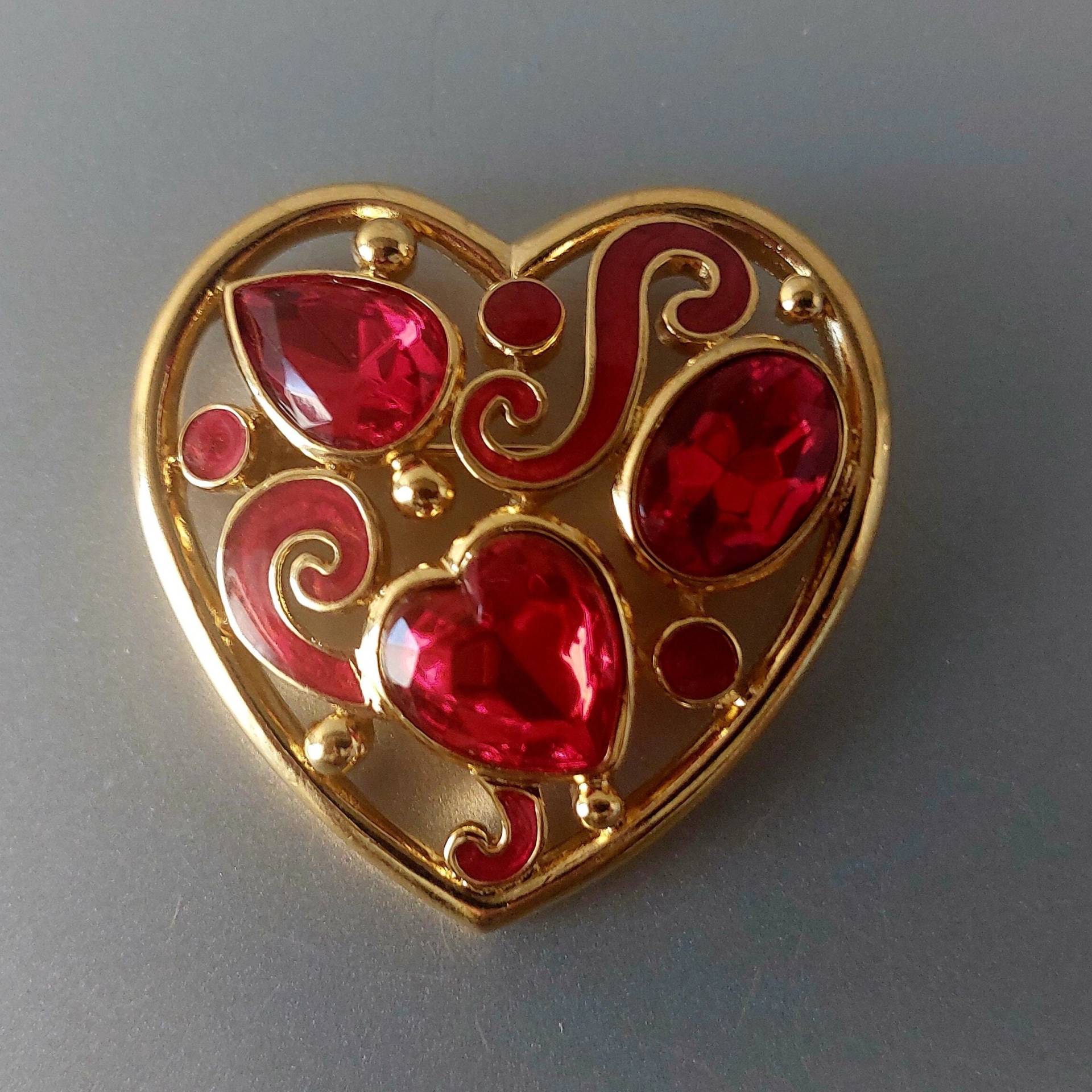 Vintage Trifari Signierte Brosche Herz Goldene & Rote Glassteine Love Valentines Geschenk 4, 5 cm X Groß Vintage Trifari Signierte Brosche Herz Goldene & Rote Glassteine Love Valentines Geschenk 4, 5 cm X Groß von hard2findstuff