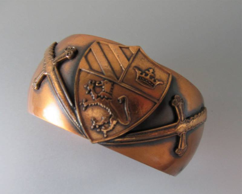 Vintage Whiting & Davis Co. Mesh Taschen Armband Signiert Kupfer Armreif Manschette Schild Wappen Schwert Dolch Geschenk von hard2findstuff