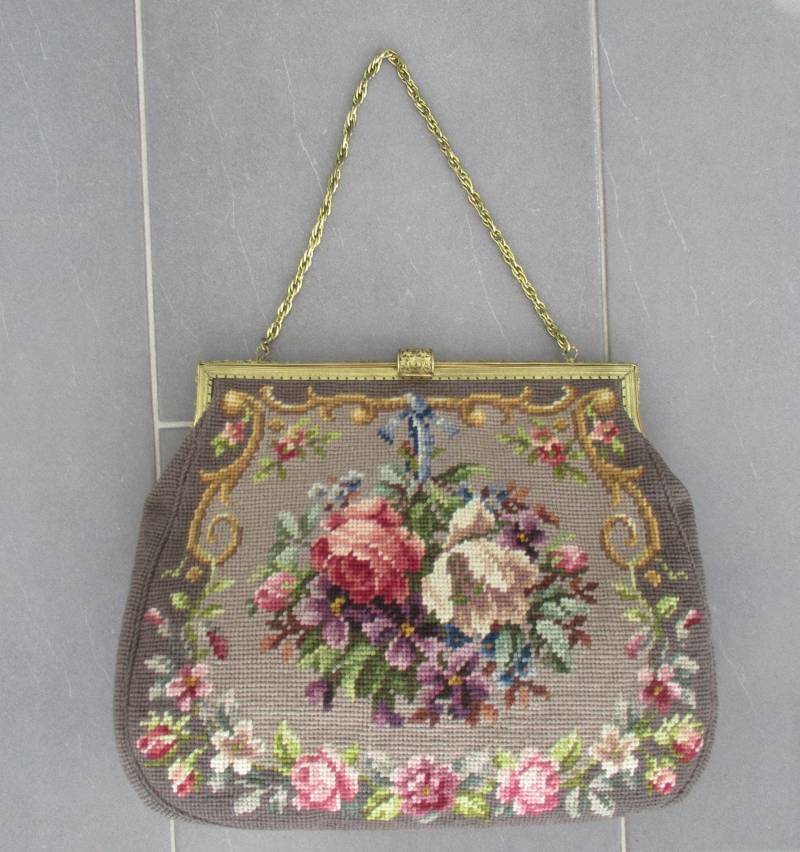 Vintage Petit Point Handtasche Florale Nadelspitze, Umhängetasche Aus Messingkette von hard2findstuff