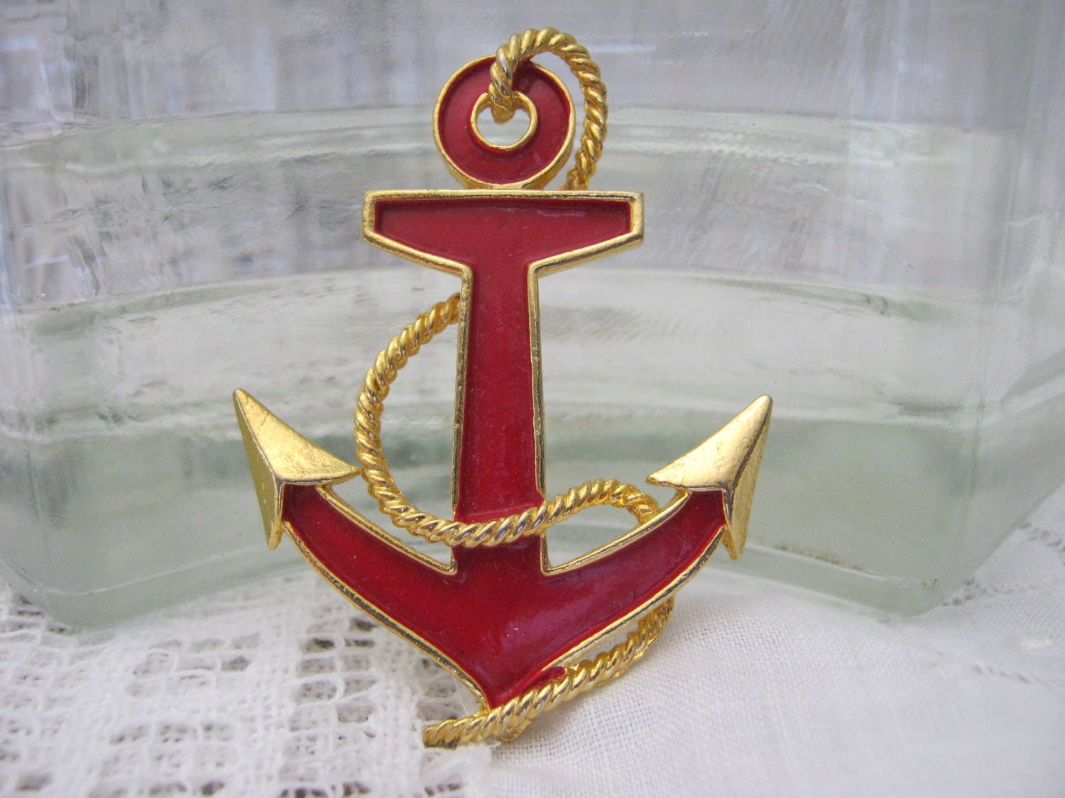 Anker Aweigh Rote Emaille Brosche Mit Gold Details von hardtwistfarm