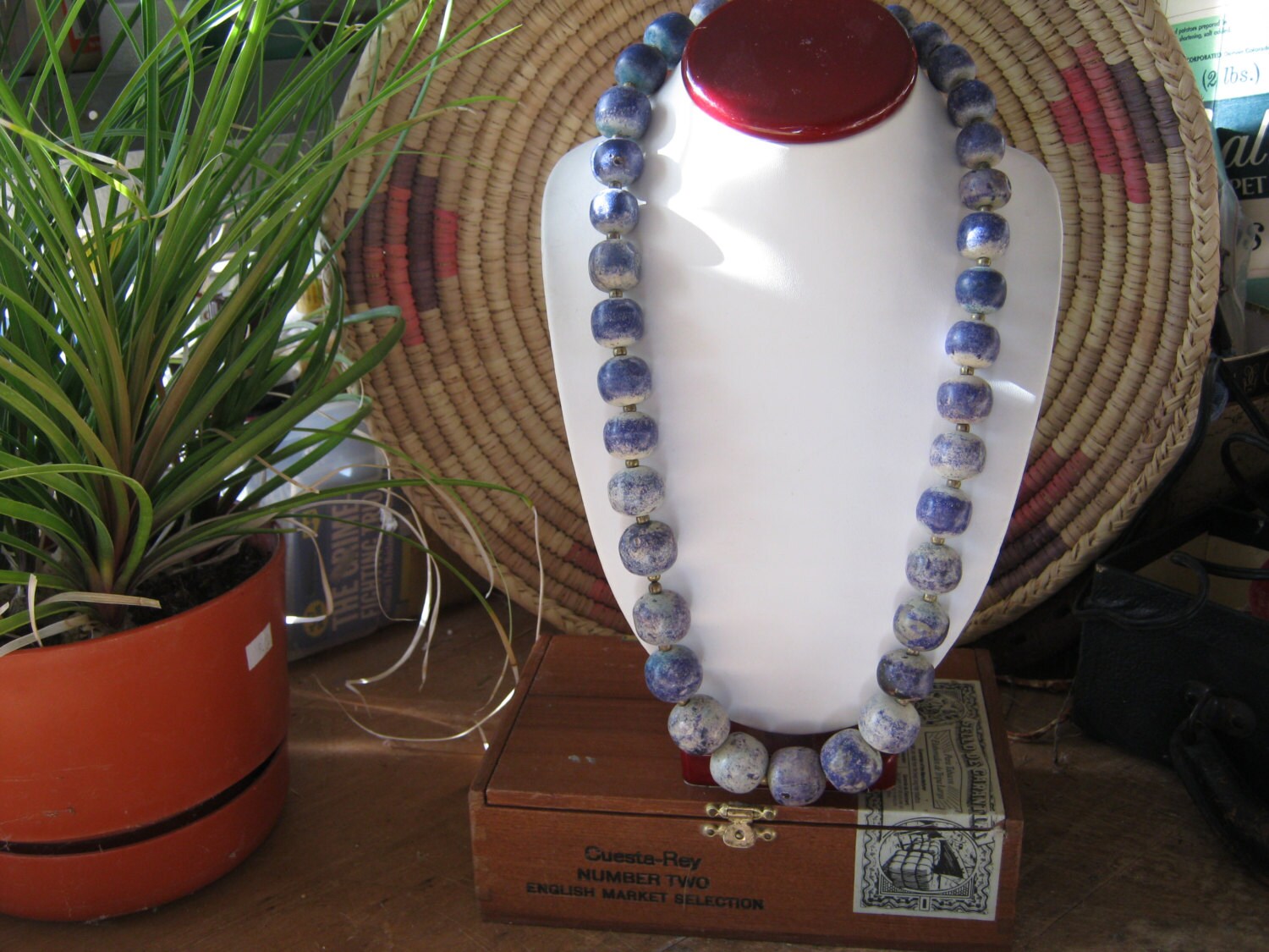 Elegante Keramik Perle Halskette W Messing Abstandshalter - Blau Bunt Perlen, Boho, Kunstk von hardtwistfarm