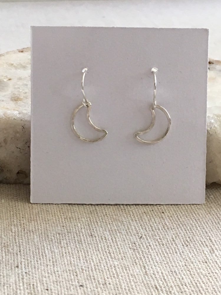 Gehämmerte Sterling Silber Crescent Moon Ohrringe Gehämmerte Sterling Silber Crescent Moon Ohrringe von harpernorthdesigns