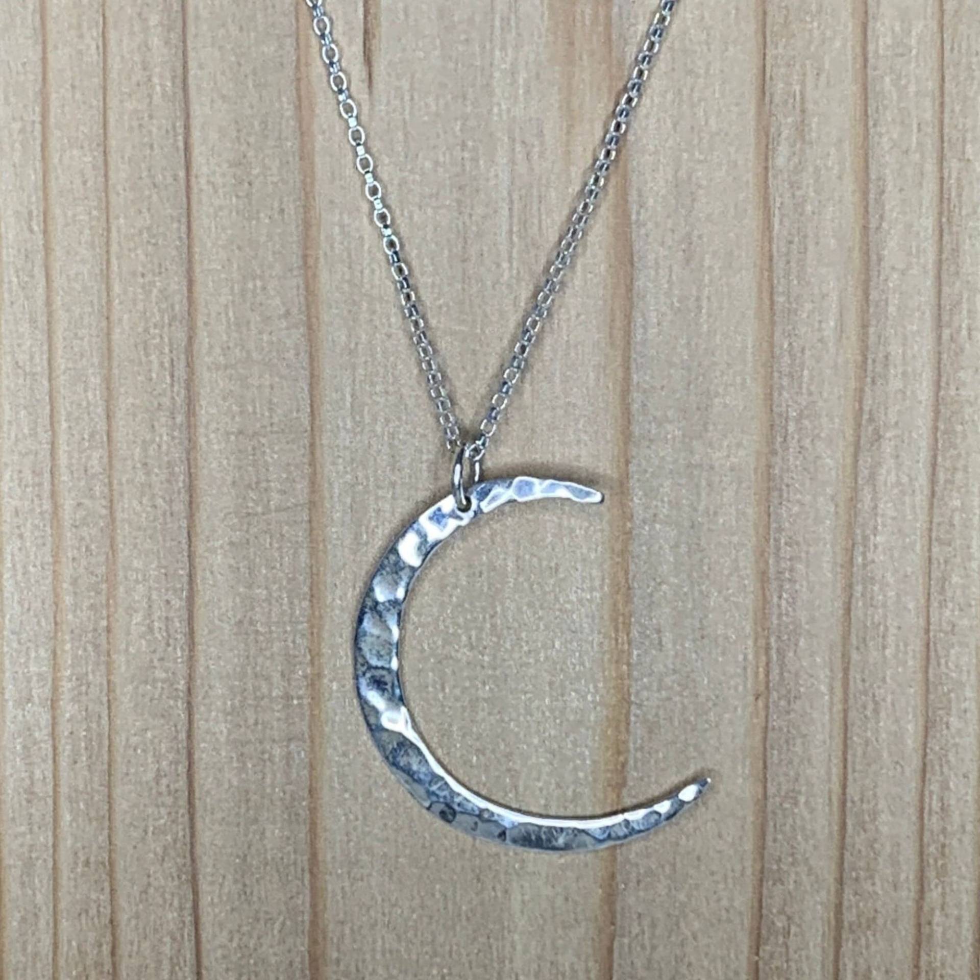 Gehämmerte Sterling Silber Halbmond Anhänger Halskette Gehämmerte Sterling Silber Halbmond Anhänger Halskette von harpernorthdesigns