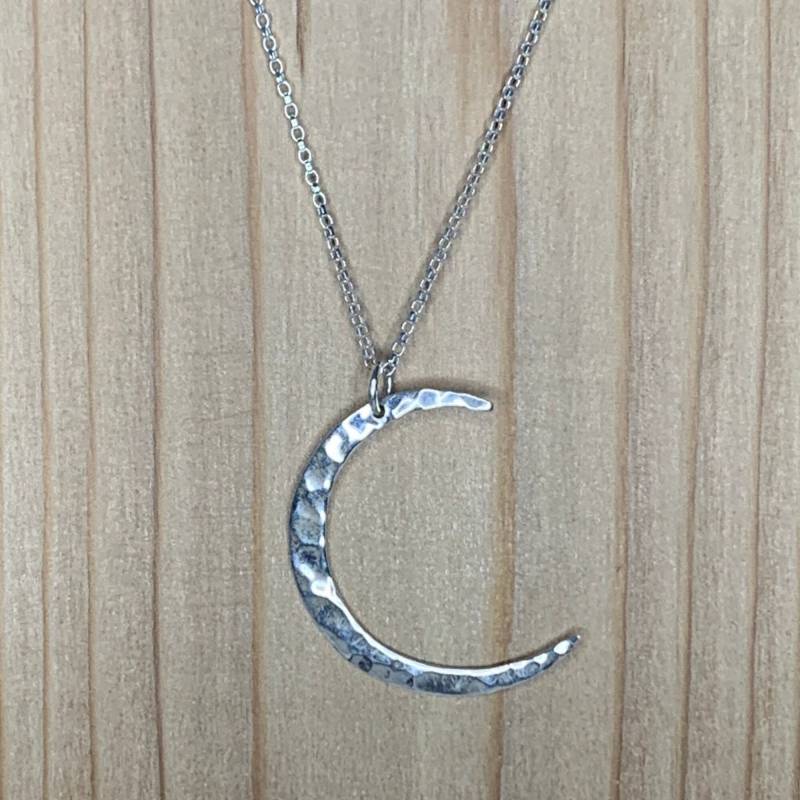 Gehämmerte Sterling Silber Halbmond Anhänger Halskette Gehämmerte Sterling Silber Halbmond Anhänger Halskette von harpernorthdesigns