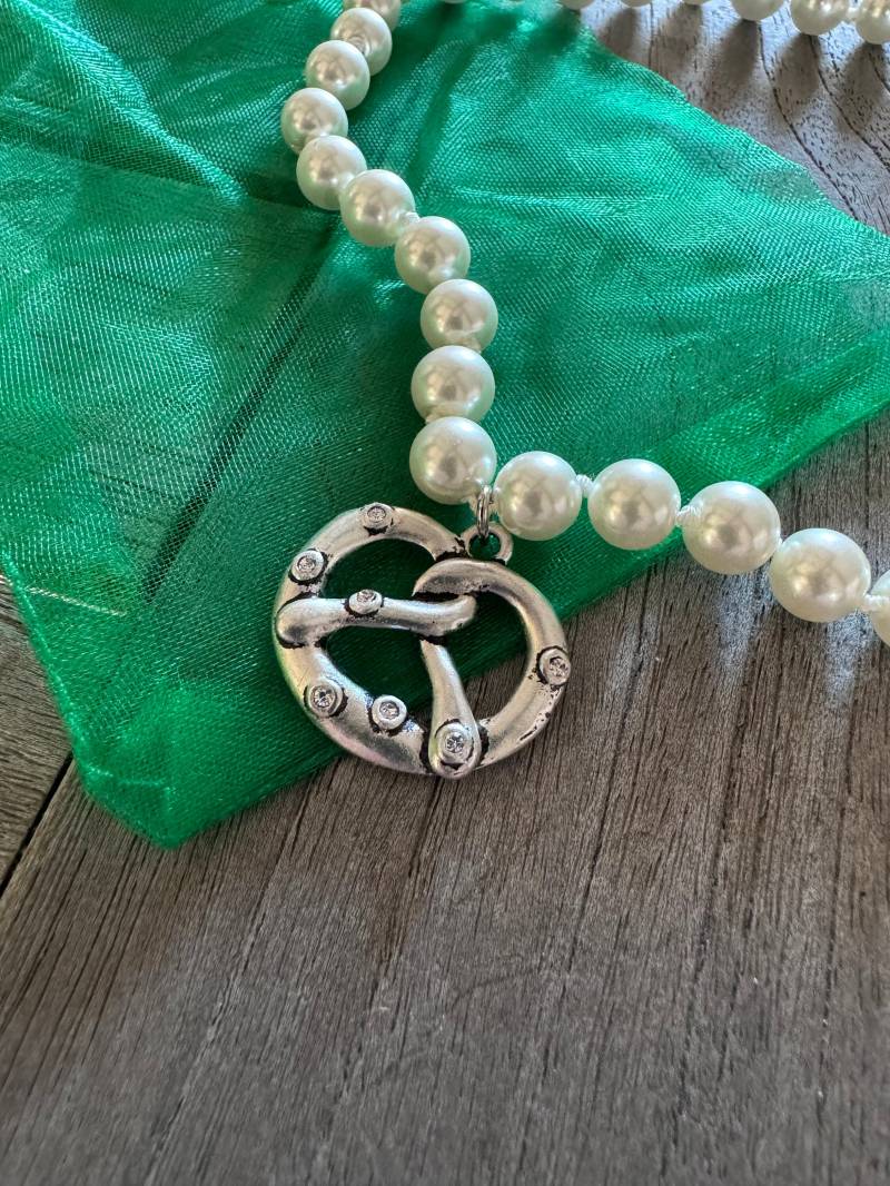 1 Perlenkette Creme Weiss Modeschmuck Mit Anhänger Brezel Hell Silber Farben Strass Trachtenschmuck Dirndlaccessoire von hartmannknoepfe