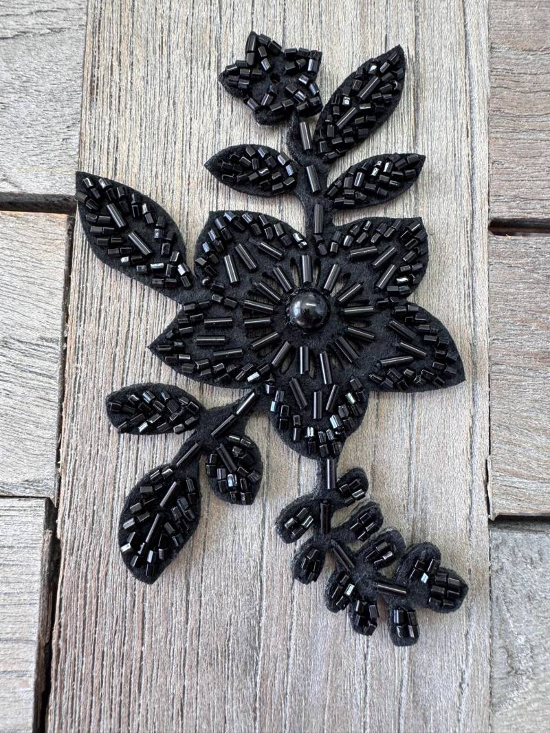 1 Stück Blume Schwarz Mit Perlen Aufnäher Applikation 11 cm X 7 von hartmannknoepfe