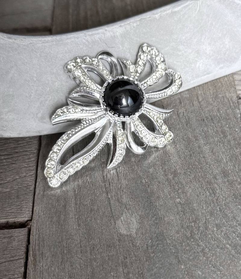 Hellsilber Farbene Brosche Anstecknadel Aus Kunststoff Wirkt Wie Metall 65 Mm X 50 | 1 Stück von hartmannknoepfe