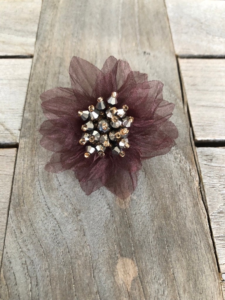 Kleine Braune Organza Blüte Anstecknadel Mit Perlen Ca. 5 cm | 1 Stück von hartmannknoepfe