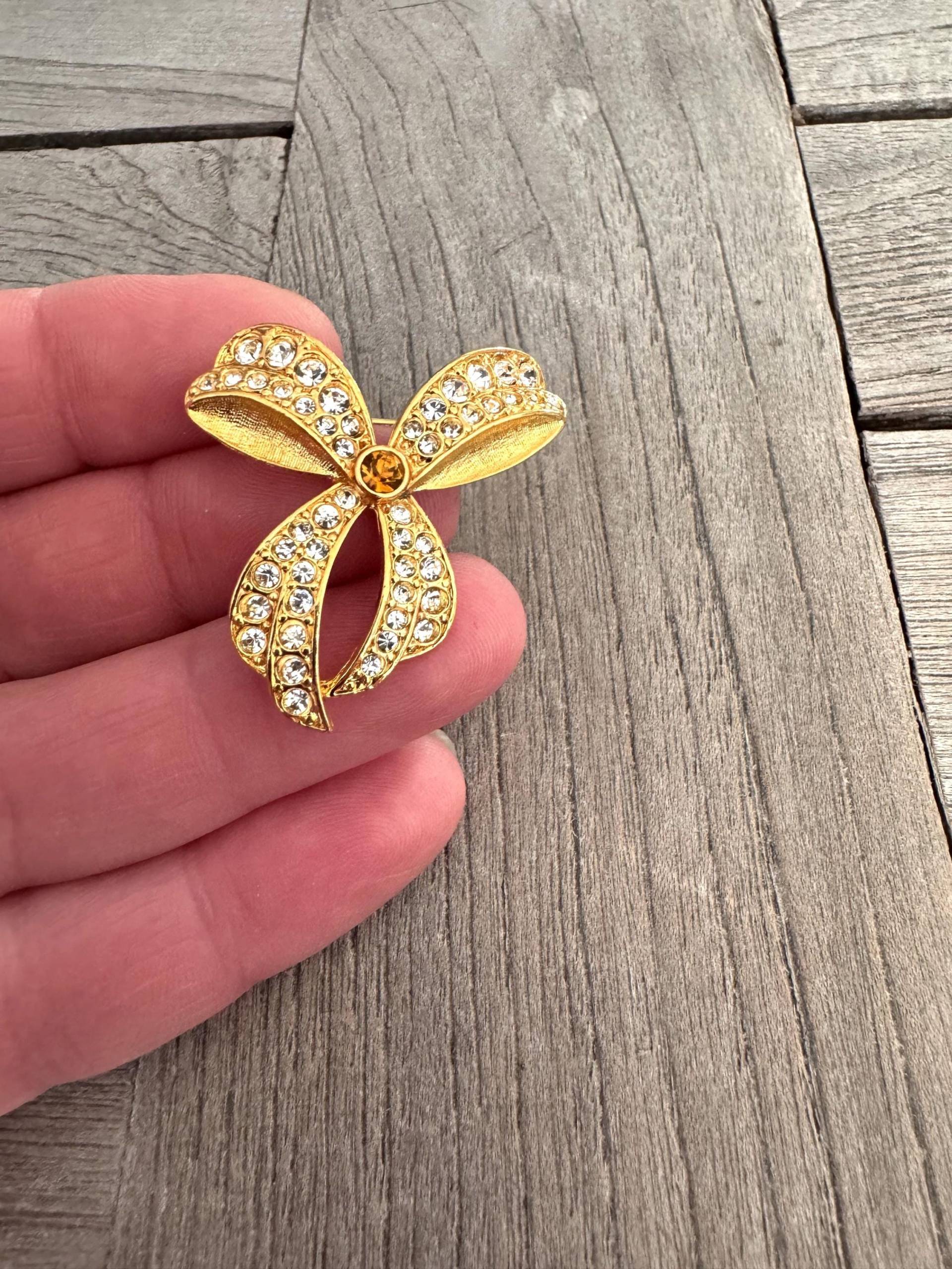 Kleine Goldfarben Schleife Brosche Anstecknadel Aus Metall 33 Mm X Modeschmuck Mit Strass | 1 Stück von hartmannknoepfe