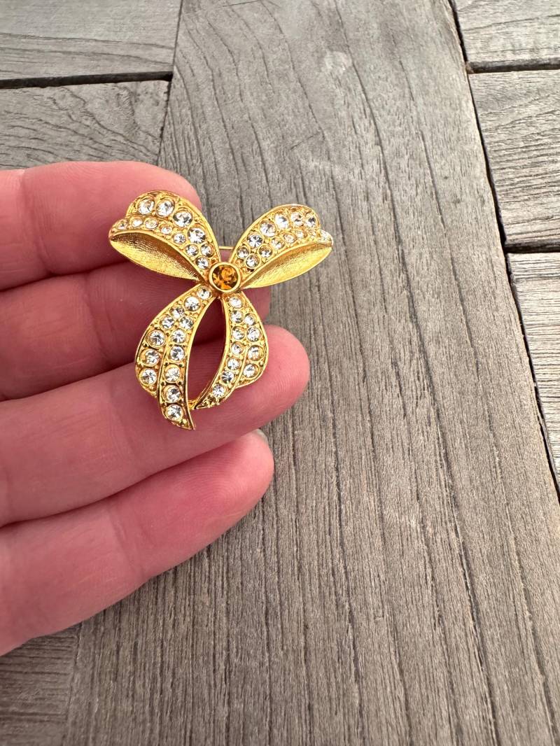 Kleine Goldfarben Schleife Brosche Anstecknadel Aus Metall 33 Mm X Modeschmuck Mit Strass | 1 Stück von hartmannknoepfe