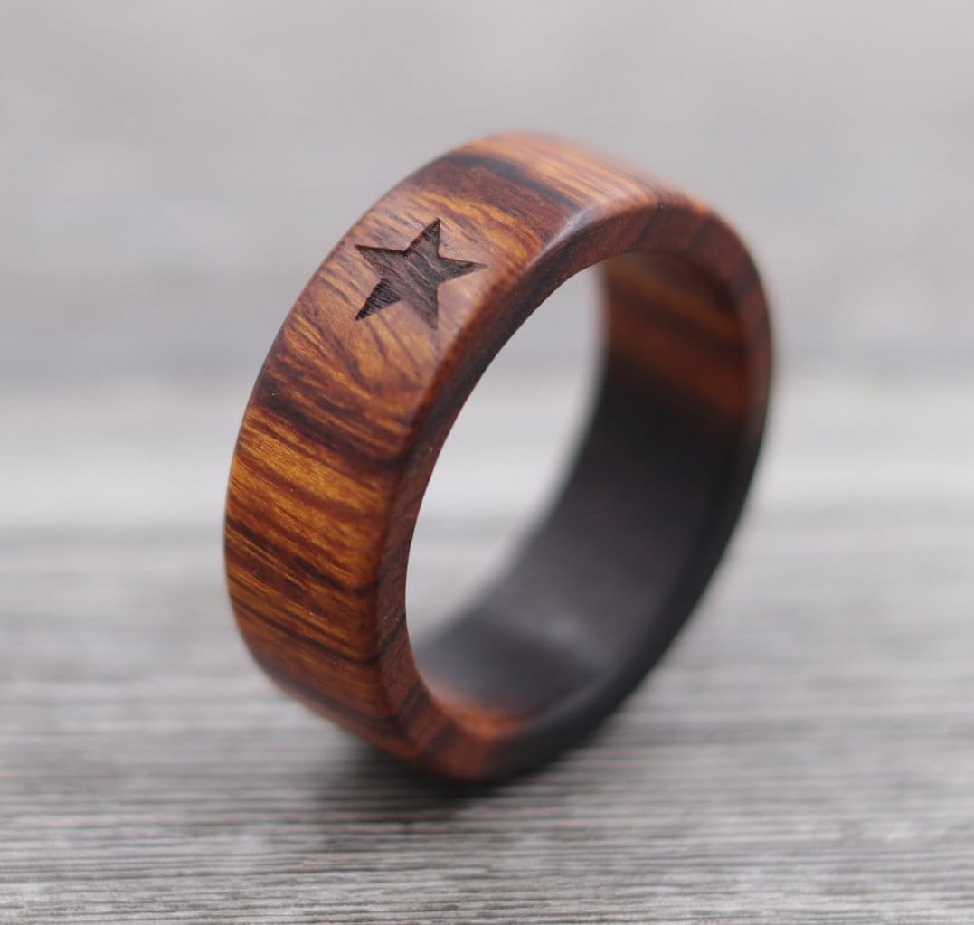 Wüsten-Eisenholz Ring Mit Stern-Symbol Individuell Gestalteter Holzring von hartwoodco