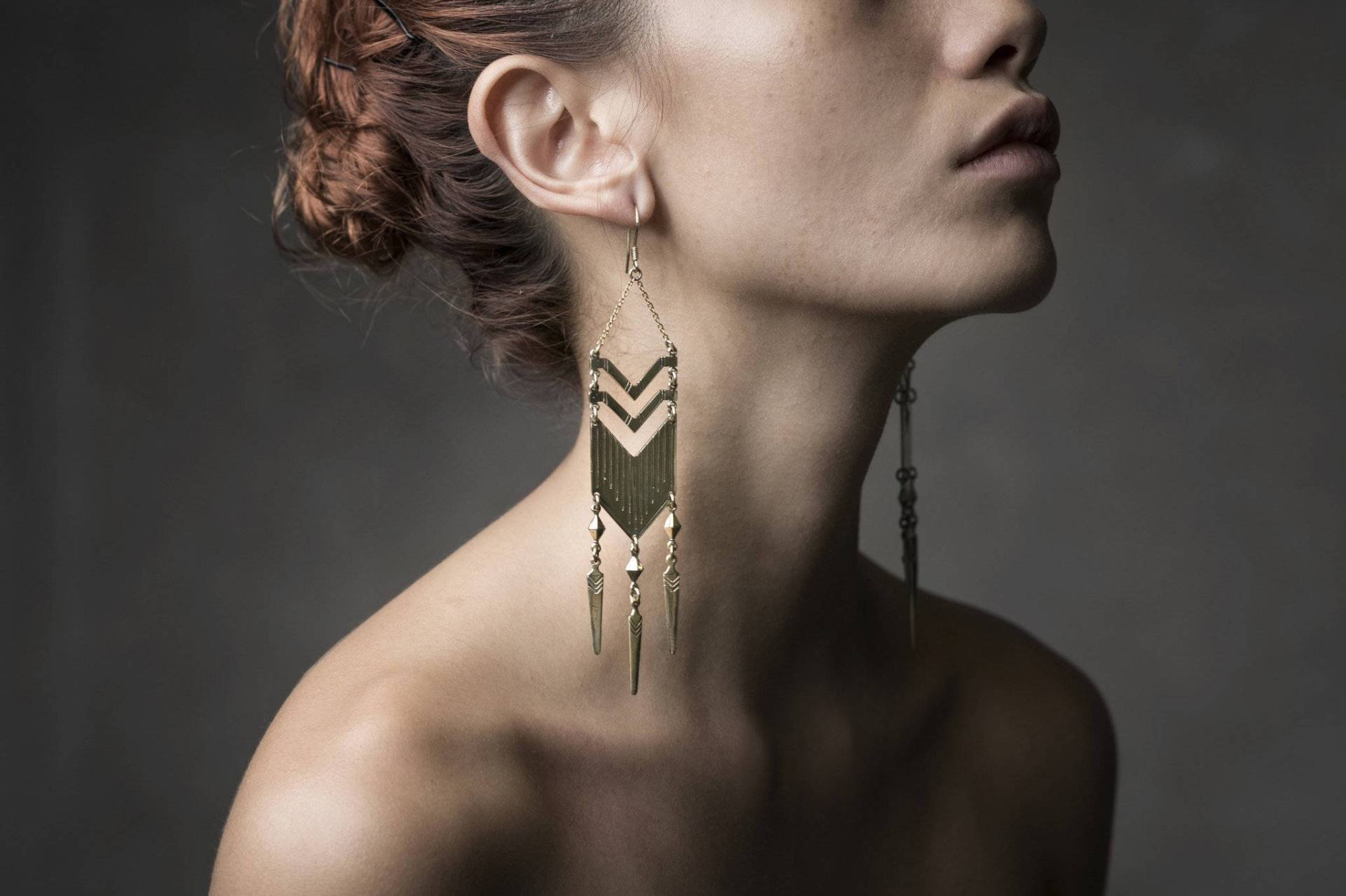 Messing Chevron Platte Ohrringe Art Deco Ohrringe von hausofsparrow