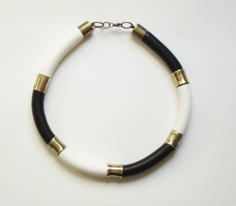 Einzigartiges Schmuck Accesoire Halskette Im Afrikanisch-Ethnostyle Aus Messing Und Leder von havanaflamingo