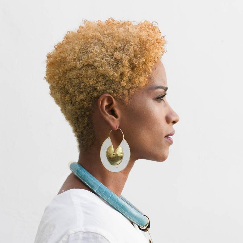 Große Creolen in Weiß Und Gold Für Frauen Im Boho-stil von havanaflamingo