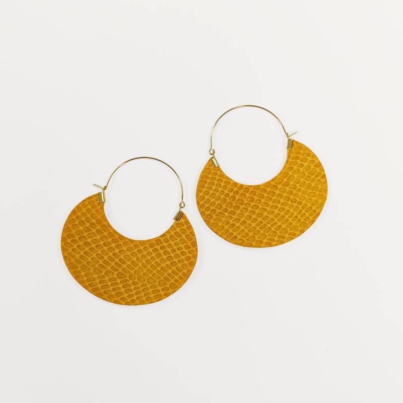 Leder Halbmond Creolen Im Boho Style von havanaflamingo