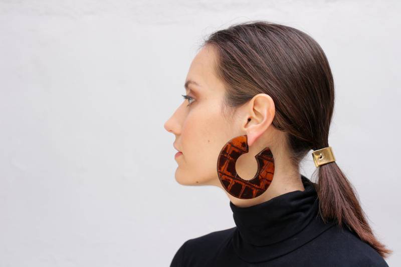 Handgefertigte Leder Hoop Ohrringe Vintage Inspiriertes Animal Print Statement Accessoire von havanaflamingo