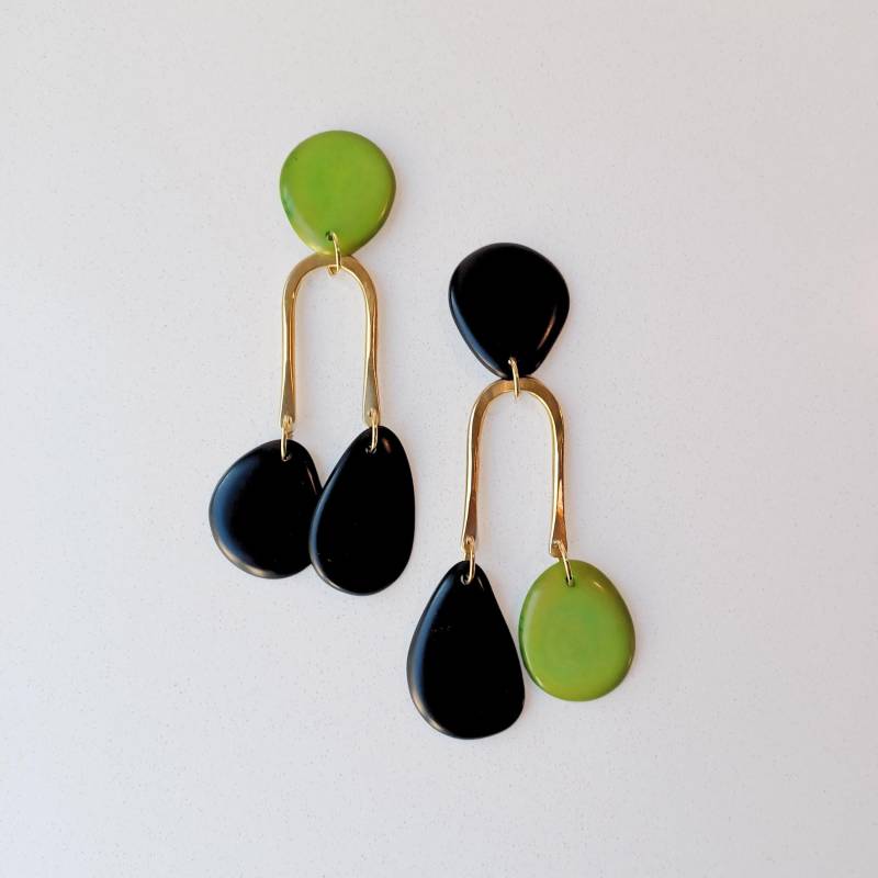 Mismatched Chandelier Ohrringe Black & Lime Tagua, Golden Brass von havanaflamingo