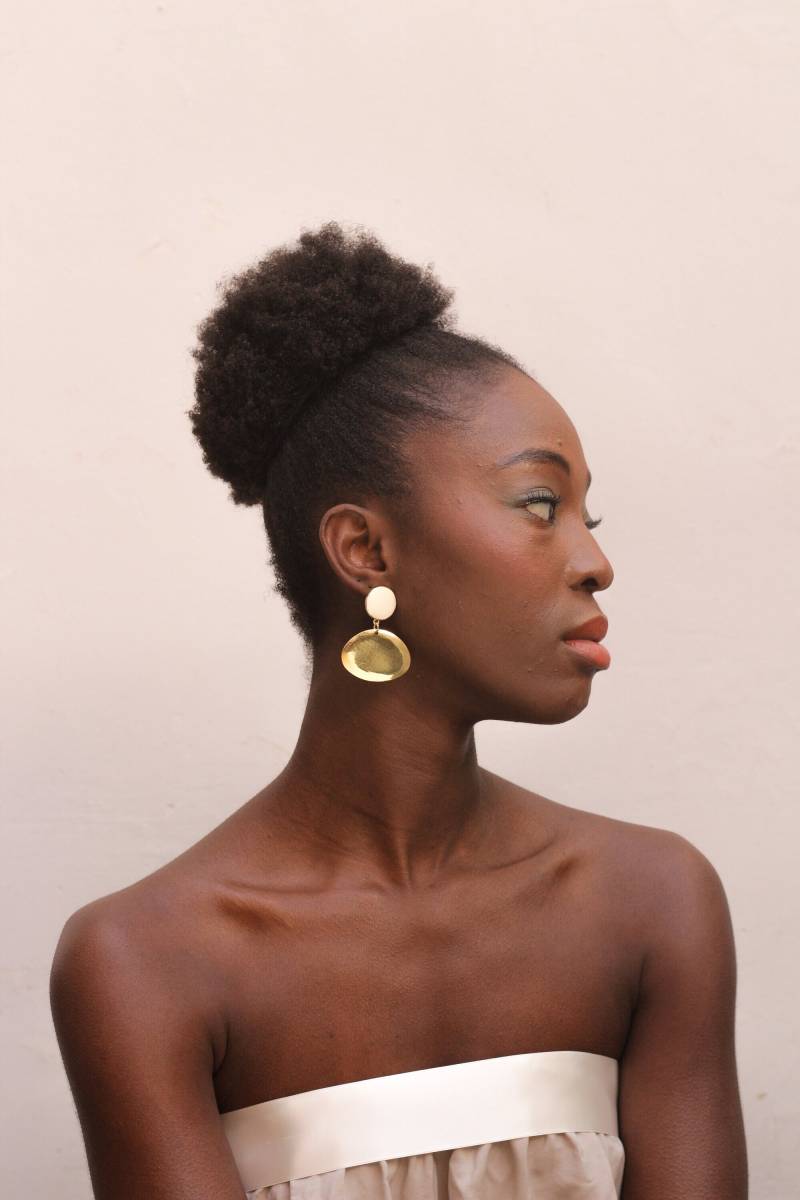 Emaille Hängeohrringe Messing Goldenes Blütenblatt - Havanaflamingo Barcelona von havanaflamingo